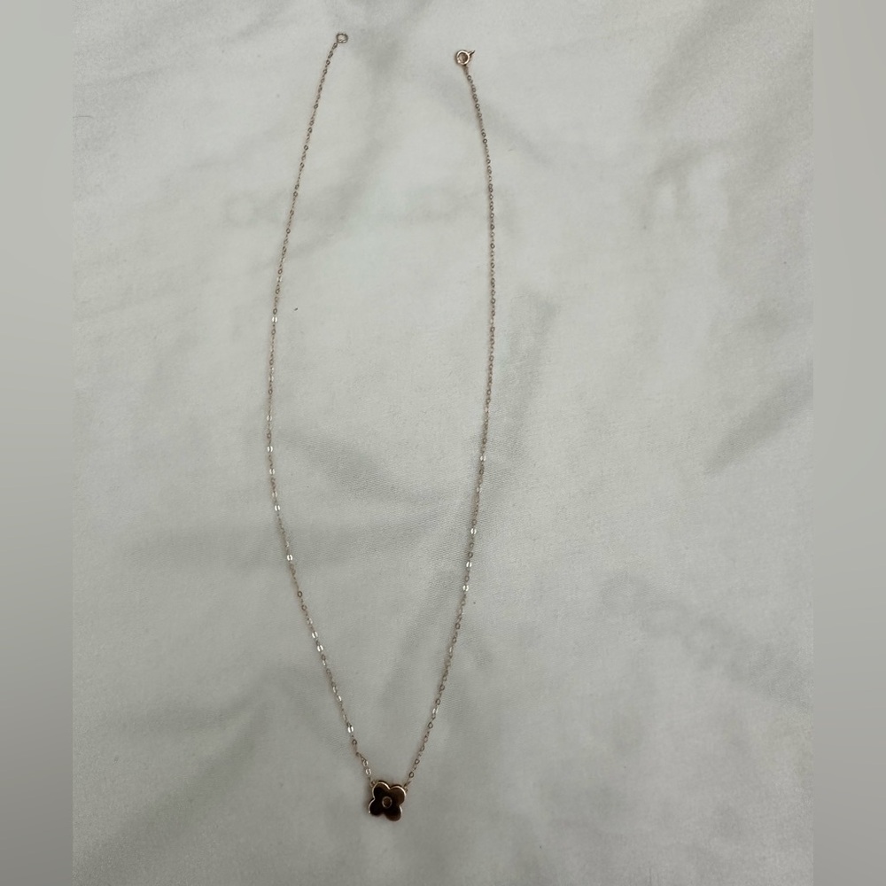 18karat gold dainty centered clover pendant NEW